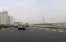 CLIP: Xe Camry lao vun vút, tông thẳng vào đuôi xe tải rồi bốc cháy