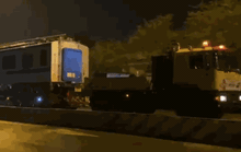 CLIP: Xe khủng đưa 3 toa tàu Metro số 1 về depot Long Bình