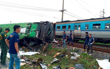Tàu hỏa húc tung xe buýt chở người đi lễ chùa, 20 người thiệt mạng ở Thái Lan