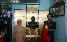 Đồng đội đặt tượng tưởng nhớ cố Đại tá phi công Nguyễn Văn Bảy