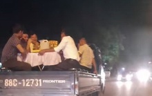 Xử phạt tài xế chở người cùng ghế, bàn phủ vải trắng trên thùng xe tải đi ăn cưới
