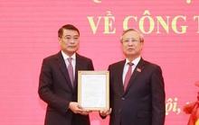 Ông Trần Quốc Vượng trao quyết định của Bộ Chính trị cho Thống đốc Lê Minh Hưng