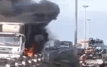 Xe container cháy dữ dội trên cầu Đồng Nai, tài xế bung cửa thoát chết