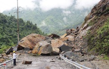 Quảng Bình: Núi sạt lở vùi lấp làm 1 người chết, 3 mất tích