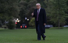 Biết trợ lý thân cận mắc Covid-19, Tổng thống Trump vẫn đi lại không ngừng