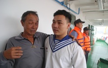 Rơi nước mắt cảnh cha con ngư dân Bình Định trùng phùng sau bão số 9