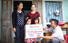 Báo Người Lao Động trao hơn 143,6 triệu đồng cho 2 cháu bé mồ côi ở Quảng Nam