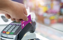 Khách hàng TPBank thoải mái dùng thẻ ATM nội địa khi giao dịch tại xứ sở kim chi