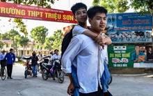 Nam sinh 10 năm cõng bạn sẽ được miễn học phí tại Trường ĐH Y Thái Bình