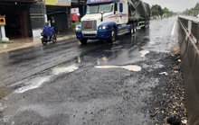 Mặt đường Quốc lộ 1 lộ nhiều ổ voi, ổ gà sau mưa