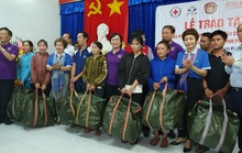 Nhóm thiện nguyện phu nhân nguyên Chủ tịch nước Trương Tấn Sang tặng 3.500 bộ áo phao cho ngư dân miền Trung và DK1