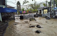 Siêu bão Goni “gầm rú” ở Philippines, số người thiệt mạng tăng lên