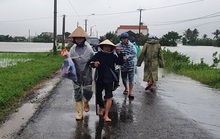 Phú Yên: Vội vã chạy lũ sau bão số 12