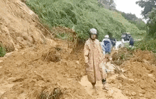 Lở núi kinh hoàng ở Quảng Nam: Cấm đường, chuyển 2 người bị thương nặng lên tuyến trên