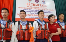Phu nhân nguyên Chủ tịch nước Trương Tấn Sang trao quà cho chiến sĩ Nhà Giàn DK1