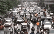 CLIP: Người dân Hà Nội chôn chân giữa cơn mưa tầm tã giờ tan tầm