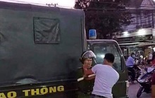 Ba  thanh niên xin bỏ qua không được, liền tấn công cảnh sát giao thông