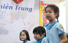 Đoàn học sinh Trường Tiểu học Lê Ngọc Hân đến Báo Người Lao Động ủng hộ Trái tim miền Trung