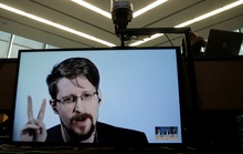 Người thổi còi Snowden xin nhập tịch Nga để… đời con bớt khổ