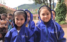 Chubb Life Việt Nam tặng hơn 15.000 áo ấm cho trẻ em vùng lũ