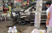Xe 7 chỗ lùa 3 xe máy, lao vào cửa hàng ven đường ở quận 12