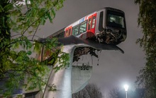 Tàu metro lao qua rào chắn, nằm vắt vẻo trên đuôi cá voi