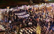Bầu cử Mỹ: Người biểu tình tiến sát Nhà Trắng, đụng độ cảnh sát