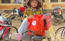 Công ty Vịnh Thiên Đường và Quỹ HOPE trao 2100 phần quà đến tận tay bà con vùng lũ