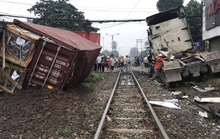 Bình Dương: Tàu hỏa tông container đứt đôi, tài xế bị thương nặng