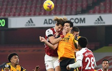 Không chiến kinh hoàng, sao Wolves nứt hộp sọ, David Luiz khâu đầu 7 mũi