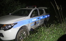 Xe tuần tra của CSGT Hòa Bình bị hất văng xuống vệ đường