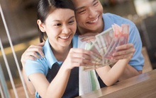 Từ 2021, lương chồng có thể chuyển thẳng vào tài khoản vợ: Thực hư thế nào?
