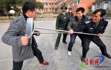 Trung Quốc: Cầm dao đâm chết 7 người bên ngoài phòng xông hơi