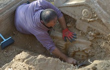 Theo dõi tội phạm, phát hiện mộ cổ 2.300 năm và kho báu gây choáng váng