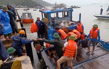 Tàu chìm ở Cù Lao Chàm, 10 người thoát chết