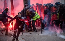 Bạo loạn nổ ra tại Pháp, khói lửa rừng rực