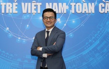 PGS-TS Trần Xuân Bách nhận giải thưởng Noam Chomsky