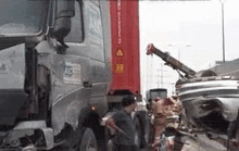 CLIP: Ớn lạnh hiện trường xe 7 chỗ bị tông bẹp, nhiều người la hét kêu cứu