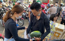 Bất ngờ hành động của người đến nhận dưa hấu miễn phí ở TP HCM