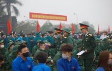 Hàng ngàn thanh niên Thủ đô đeo khẩu trang, đo thân nhiệt trước khi lên đường nhập ngũ