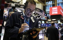 Covid-19 “nẫng” Dow Jones hơn 1.000 điểm, sản lượng kinh tế sụt giảm 1.000 tỉ USD