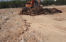 Phát hiện bùn thải nghi là nguy hại chôn lén tại Bình Chánh