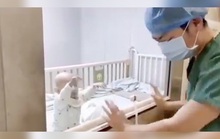Nhói lòng cha bật khóc vì con nhiễm virus corona đòi bế