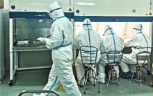 Giữa tâm dịch corona: Tay sưng phù vì găng tay xét nghiệm, mặt hằn sâu vết khẩu trang