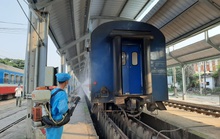 Hình ảnh phun thuốc khử trùng các đoàn tàu về ga Sài Gòn