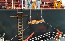 Cận cảnh treo dây cáp trên biển, cứu nạn thuyền viên Philippines