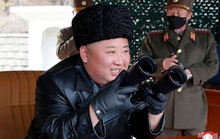 Hình ảnh đối lập giữa ông Kim Jong-un và cấp dưới giữa dịch Covid-19
