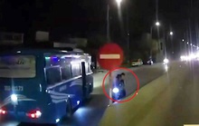 Xe chở công nhân chạy ngược chiều trên Quốc lộ 1A suýt tông vào 3 người đi xe máy