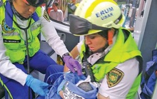 Vứt con mới sinh vào hố sâu gần 3 m giữa 2 tòa nhà