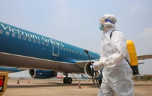 Cận cảnh khử trùng máy bay từ Đài Loan về Tân Sơn Nhất để phòng chống Covid-19